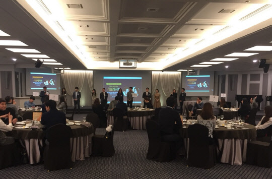 결혼정보회사 대명위드원이 지난 24일 서울 삼성동 소노펠리체 컨벤션에서 대명리조트 회원 단독 '파티위드원' 파티를 개최해 33%의 매칭률을 기록했다고 27일 밝혔다. 대명위드원이 주최하고 대명레저산업이 주관한 이 날 행사에는 대명리조트 회원 중 결혼적령기 미혼 남녀 30명이 참석했다. 대명위드원 제공